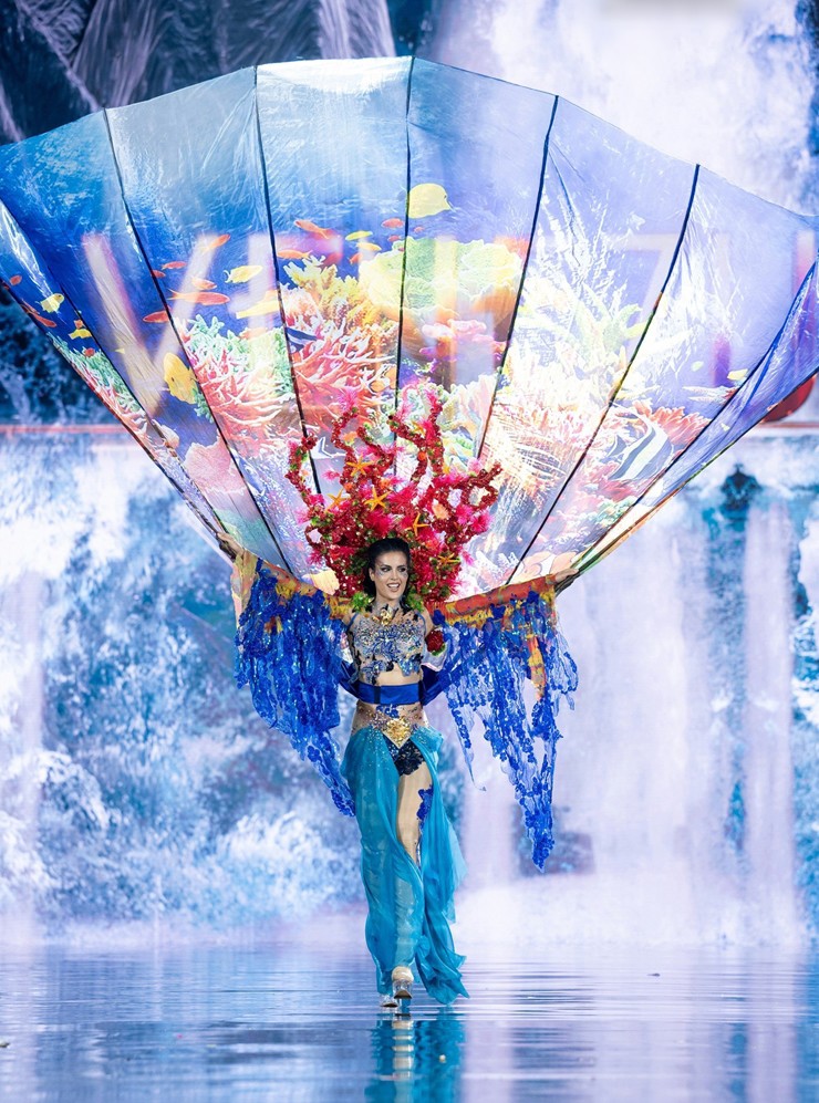 Hoàng Phương diễn trang phục dân tộc “Thiên Long” ấn tượng ở Miss Grand International 2023 - 4