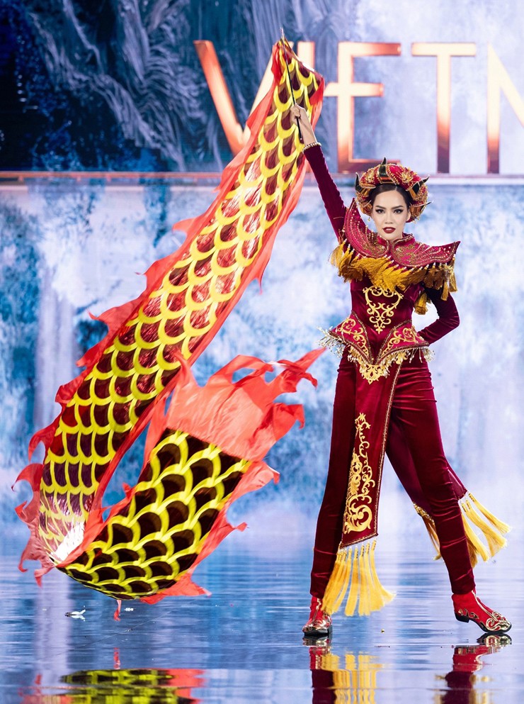 Hoàng Phương diễn trang phục dân tộc “Thiên Long” ấn tượng ở Miss Grand International 2023 - 5