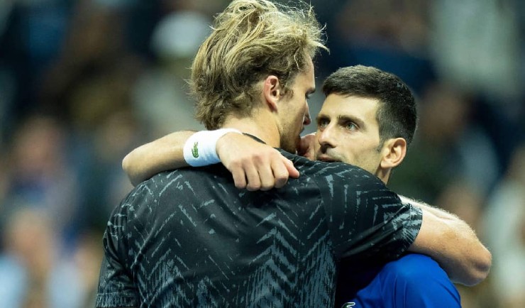 Zverev (bên trái) được khen có nhiều điểm mạnh giống Djokovic (phải)