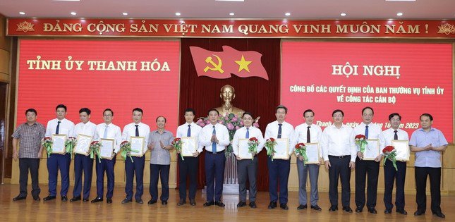 Bí thư Tỉnh ủy Thanh Hoá Đỗ Trọng Hưng và các Ủy viên Ban Thường vụ Tỉnh ủy trao quyết định và tặng hoa chúc mừng các cá nhân nhận nhiệm vụ công tác mới.