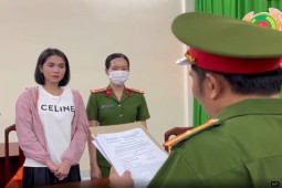 VIDEO: Giây phút người mẫu Ngọc Trinh và Trần Xuân Đông bị bắt tạm giam