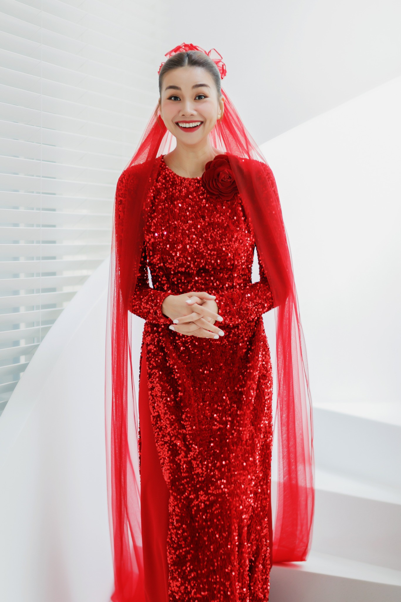 Thanh Hằng nền nã với áo dài đỏ trong ngày cưới, lấy cảm hứng từ chiếc áo của mẹ - 3