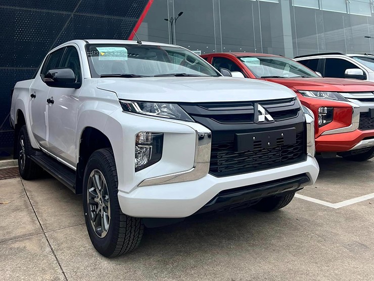 Mitsubishi Triton giảm giá "sập sàn" gần 200 triệu đồng tại đại lý - 2