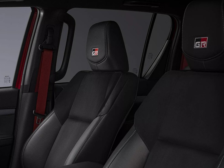 Toyota Hilux GR Sport II lộ diện với nhiều nâng cấp mới
