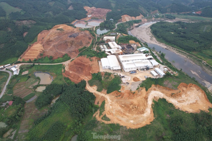 Mỏ đất hiếm này nằm cách TP Yên Bái gần 60 km, cách trung tâm huyện Văn Yên gần 20 km, trữ lượng khai thác gần 1,9 triệu tấn đất quặng (tương ứng hơn 23.500 tấn tổng oxit đất hiếm TR2O3, gần 260.000 tấn tinh quặng sắt 60% Fe).