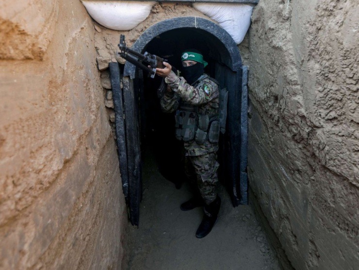 Một chiến binh Hamas đứng trước một đường hầm ở trung tâm Dải Gaza ngày 19-7. Ảnh: GETTY IMAGES