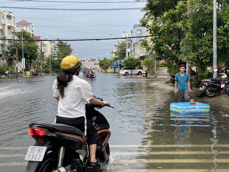 Người dân TPHCM bì bõm lội nước sau cơn mưa trắng trời chiều cuối tuần - 4