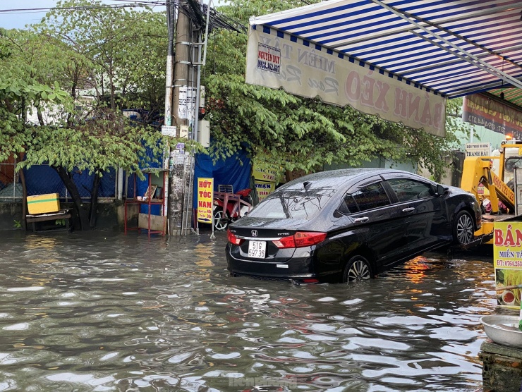 Người dân TPHCM bì bõm lội nước sau cơn mưa trắng trời chiều cuối tuần - 8