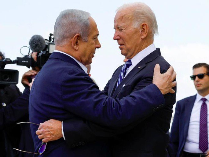 Tổng thống Mỹ Joe Biden được Thủ tướng Israel Benjamin Netanyahu chào đón khi đến thăm Israel tại Tel Aviv vào ngày 18-10. Ảnh: Reuters