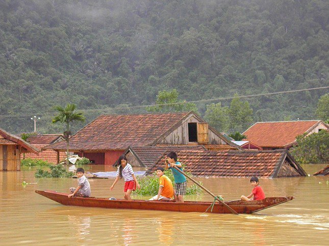 Nhận thấy mô hình nhà tránh lũ ở Tân Hóa mang lại hiệu quả cao, chính quyền và các tổ chức chính trị - xã hội, các mạnh thường quân đã hỗ trợ người dân Tân Hoá phổ cập nhà tránh lũ. Đến khoảng năm 2016 thì 100% hộ gia đình ở Tân Hóa có nhà phao tránh lũ. Họ không phải chạy vào rừng như trước nữa.