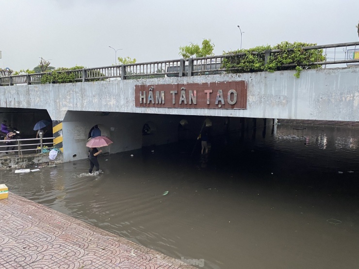 Hầm chui Tân Tạo trên quốc lộ 1 (quận Bình Tân) ngập nặng sau cơn mưa lớn.