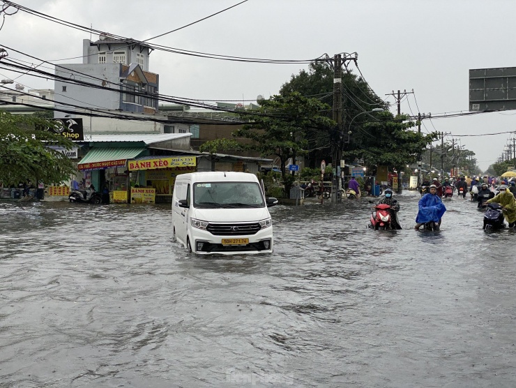 Khu vực điểm giao giữa đường Sinco - Hồ Ngọc Lãm - quốc lộ 1 (quận Bình Tân) nước ngập sâu đến gần yên xe máy.