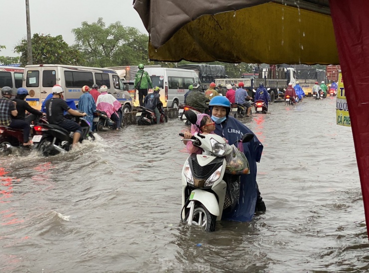 Nước ngập sâu khiến hàng loạt xe máy bị "chết máy".