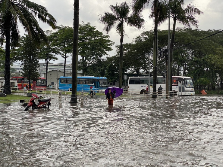 Khu vực trước Khu công nghiệp Pouyuen, quận Bình Tân ngập mênh mông.