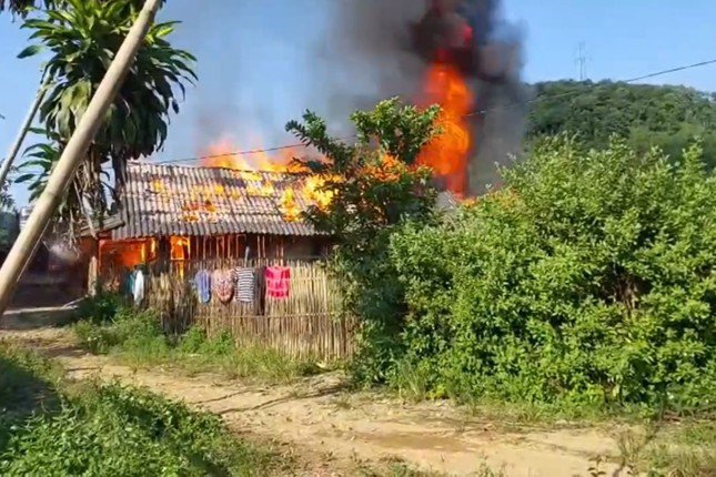 CLIP: Người lớn đi vắng, bé trai 3 tuổi tử vong trong vụ cháy nhà ở Lào Cai - 1