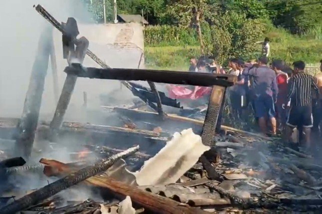 CLIP: Người lớn đi vắng, bé trai 3 tuổi tử vong trong vụ cháy nhà ở Lào Cai - 2