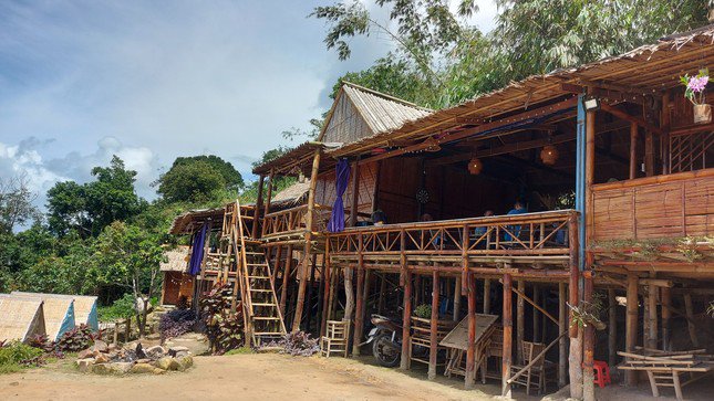 Các homestay trái phép trên núi Cấm.