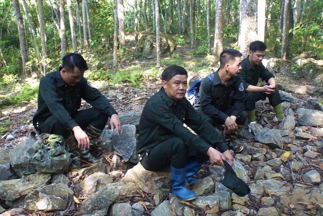 Phút dừng chân giải lao trên đường tuần tra bảo vệ rừng