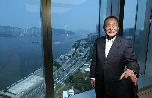 Ông Robert Kuok sinh ra ở Johor, Malaysia trong một gia đình gốc Hoa. Bố ông chuyển từ Phúc Kiến, Trung Quốc sang Malaysia sinh sống và kinh doanh, cũng là một thương gia thành công trong lĩnh vực nông sản.
