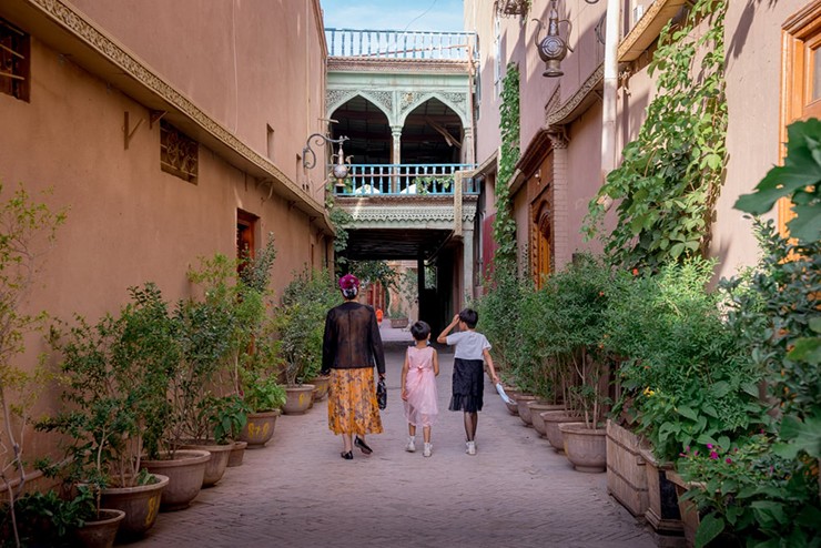 Lạc vào phố cổ Kashgar: Đi lang thang quanh phố cổ là cách tuyệt vời&nbsp;nhất để ngắm nhìn những con hẻm phía sau của Kashgar. Trong khi phần lớn phố cổ&nbsp;Kashgar đã bị san phẳng và xây dựng lại vào năm 2009 trong nỗ lực hiện đại hóa Kashgar, thì khu phố cổ vẫn vô cùng đẹp đẽ.&nbsp;
