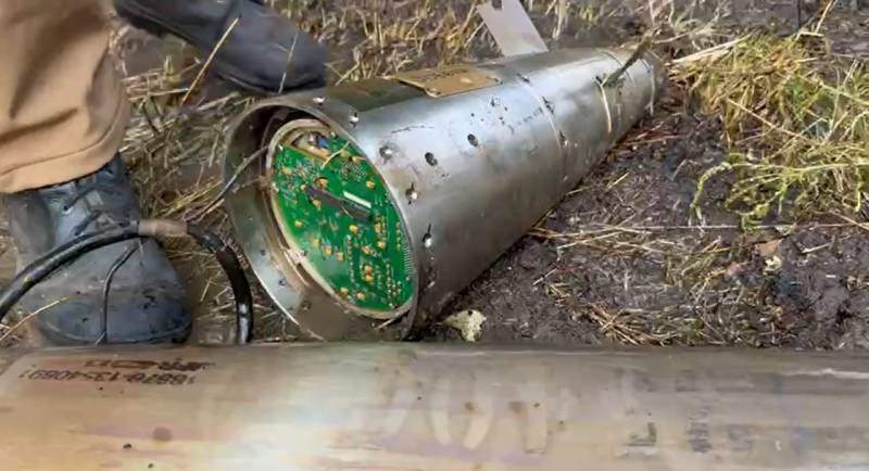 Nga lần đầu thu giữ đạn tên lửa HIMARS gần như nguyên vẹn của Ukraine - 2