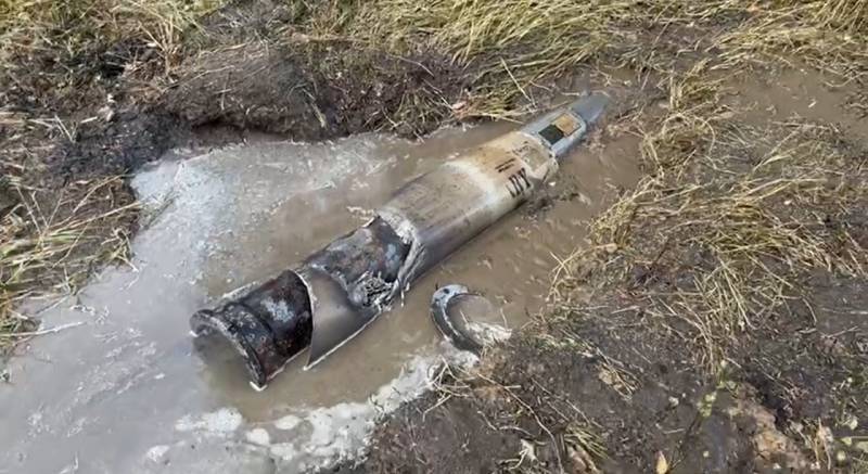 Nga lần đầu thu giữ đạn tên lửa HIMARS gần như nguyên vẹn của Ukraine - 1