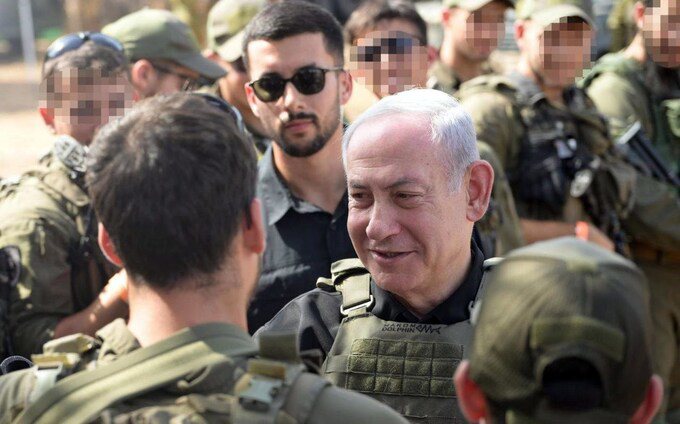 Ông Netanyahu trò chuyện với các binh sĩ đóng quân ở khu vực biên giới giáp Lebanon.