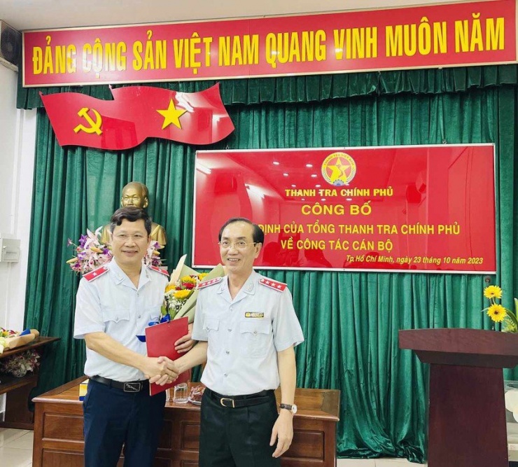 Ông Đào Trung Kiên (trái) nhận quyết định bổ nhiệm. Ảnh: TTCP