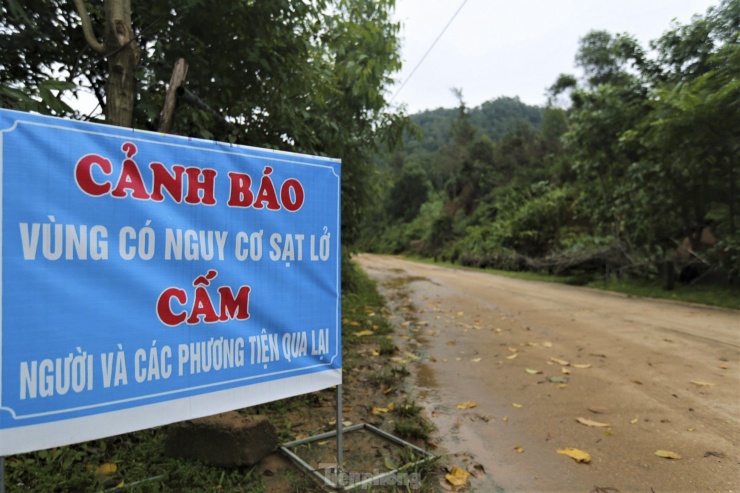 Ông Nguyễn Văn Hà – Phó chủ tịch UBND xã Cẩm Lĩnh (huyện Cẩm Xuyên) cho biết, đoạn đường quốc phòng ven biển qua xã Cẩm Lĩnh có chiều dài khoảng 6km, tình trạng sạt lở taluy dương diễn ra phức tạp.