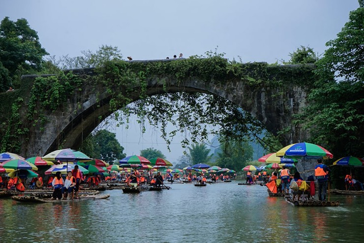 Hình ảnh hàng ngàn chiếc bè san sát nhau với vô số du khách trong những áo phao màu cam và ô rực rỡ màu sắc thật sự gây ấn tượng và đầy hấp dẫn.&nbsp;
