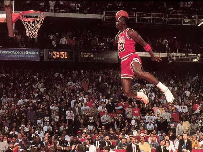 Huyền thoại bóng rổ Michael Jordan là một trong ba VĐV chuyên nghiệp xây dựng tài sản trị giá hơn một tỷ USD, bên cạnh đồng nghiệp LeBrone James và tay golf Tiger Woods, theo Forbes.
