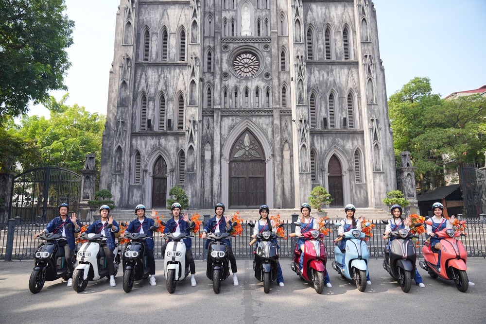 Dàn trai xinh gái đẹp Grande &amp; NEO’s check-in tại Nhà Thờ Lớn Hà Nội