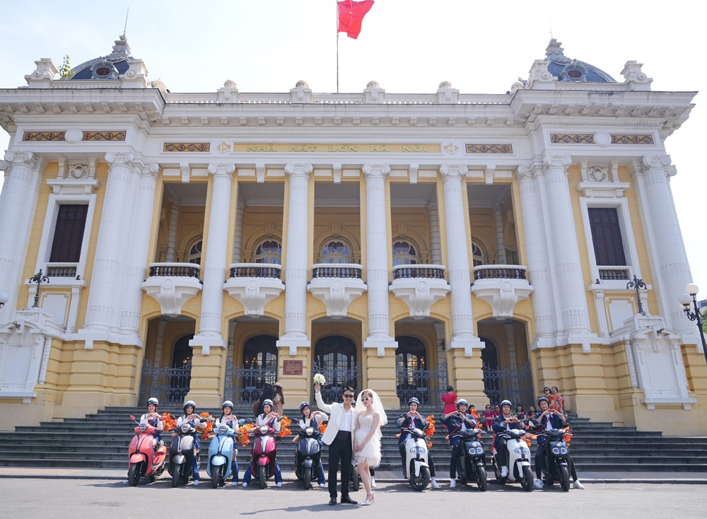 Bộ đôi Grande và Neo&#39;s trao ngàn bó hoa tươi thắm đến phái đẹp - 1