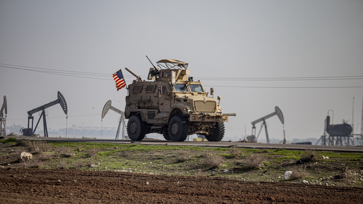 Xe quân sự Mỹ tuần tra ở khu vực gần thị trấn Qamishli, Syria.