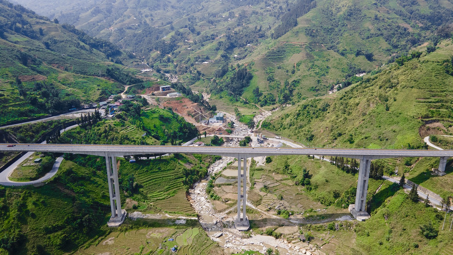 Chiêm ngưỡng cầu cạn cao nhất Việt Nam bắc ngang qua thung lũng kỳ vĩ - 10