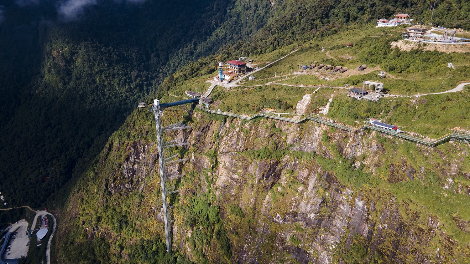 Cầu kính cao nhất Việt Nam, cheo leo trên vách núi có gì đặc biệt? - 1