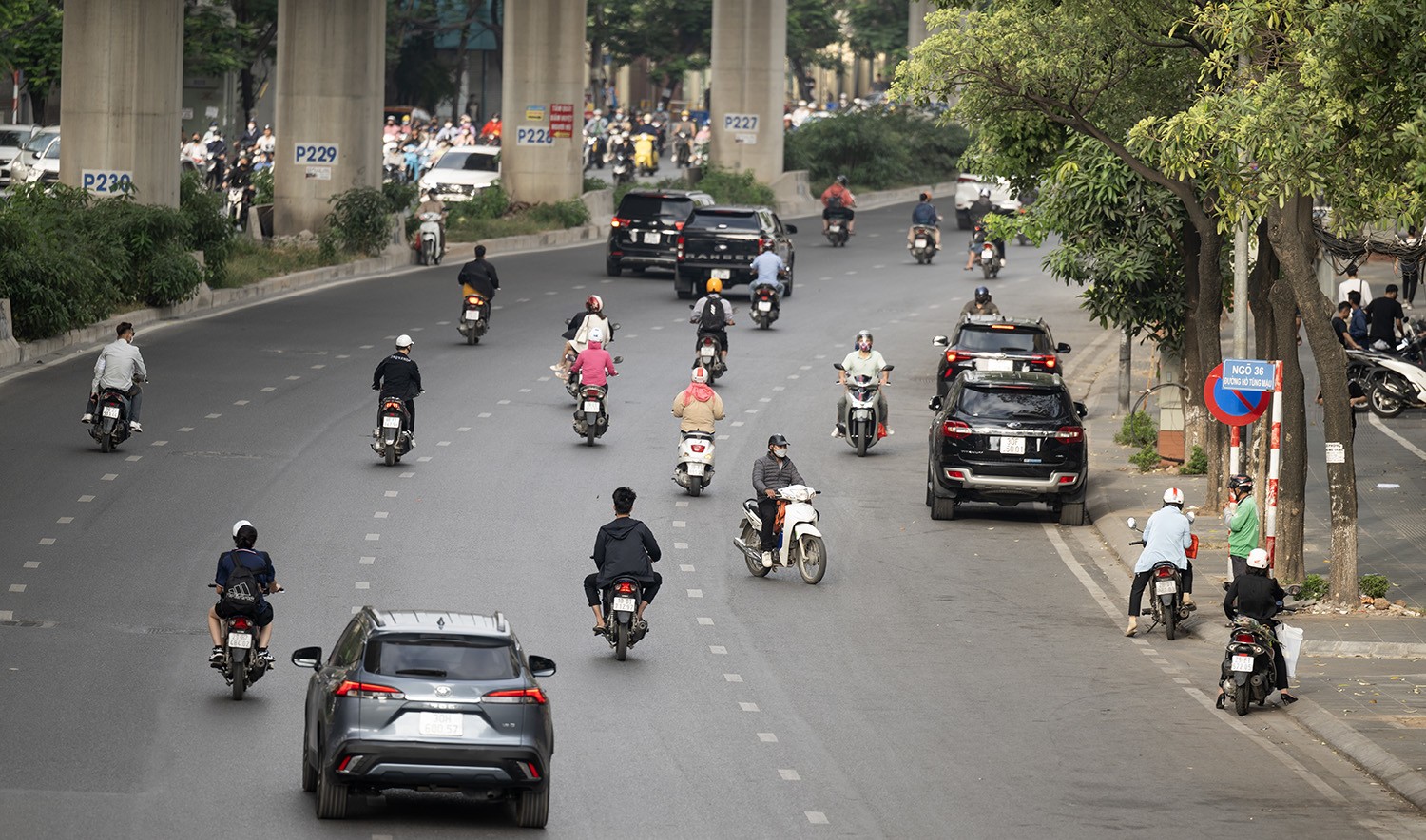 HN: Bất chấp nguy hiểm, xe máy nối đuôi nhau đi ngược chiều trên đường Hồ Tùng Mậu - 11