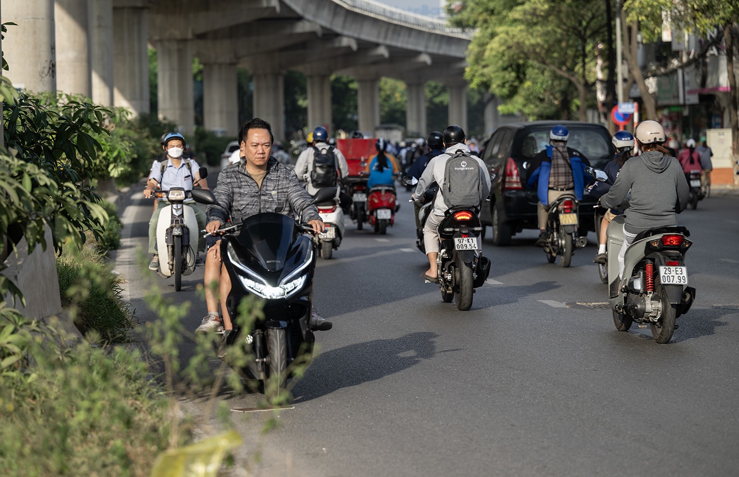 HN: Bất chấp nguy hiểm, xe máy nối đuôi nhau đi ngược chiều trên đường Hồ Tùng Mậu - 13