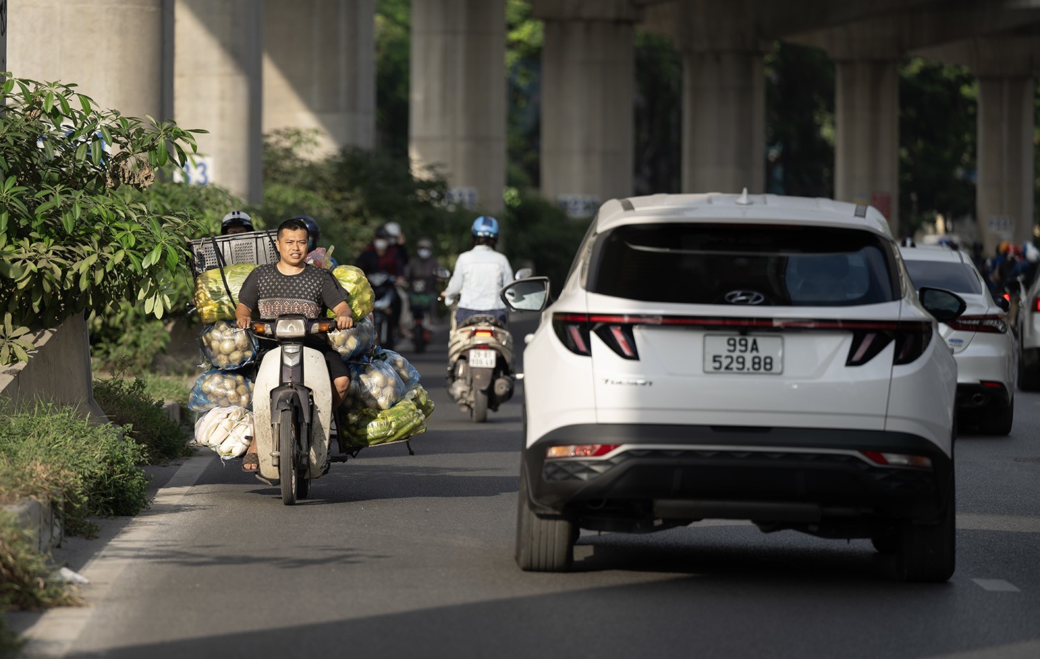 HN: Bất chấp nguy hiểm, xe máy nối đuôi nhau đi ngược chiều trên đường Hồ Tùng Mậu - 14
