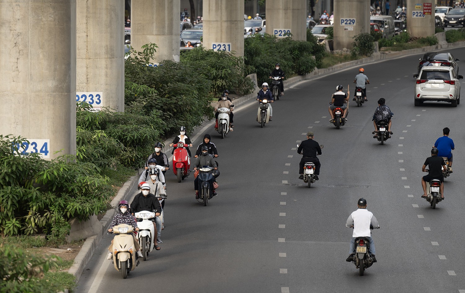 HN: Bất chấp nguy hiểm, xe máy nối đuôi nhau đi ngược chiều trên đường Hồ Tùng Mậu - 15