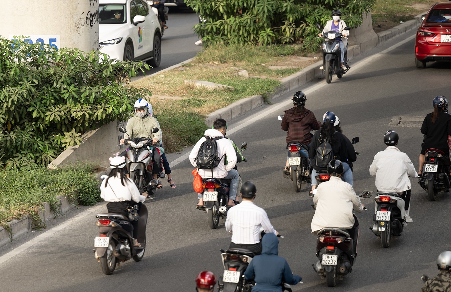 HN: Bất chấp nguy hiểm, xe máy nối đuôi nhau đi ngược chiều trên đường Hồ Tùng Mậu - 16