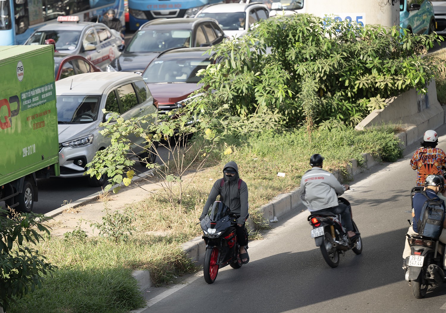 HN: Bất chấp nguy hiểm, xe máy nối đuôi nhau đi ngược chiều trên đường Hồ Tùng Mậu - 17