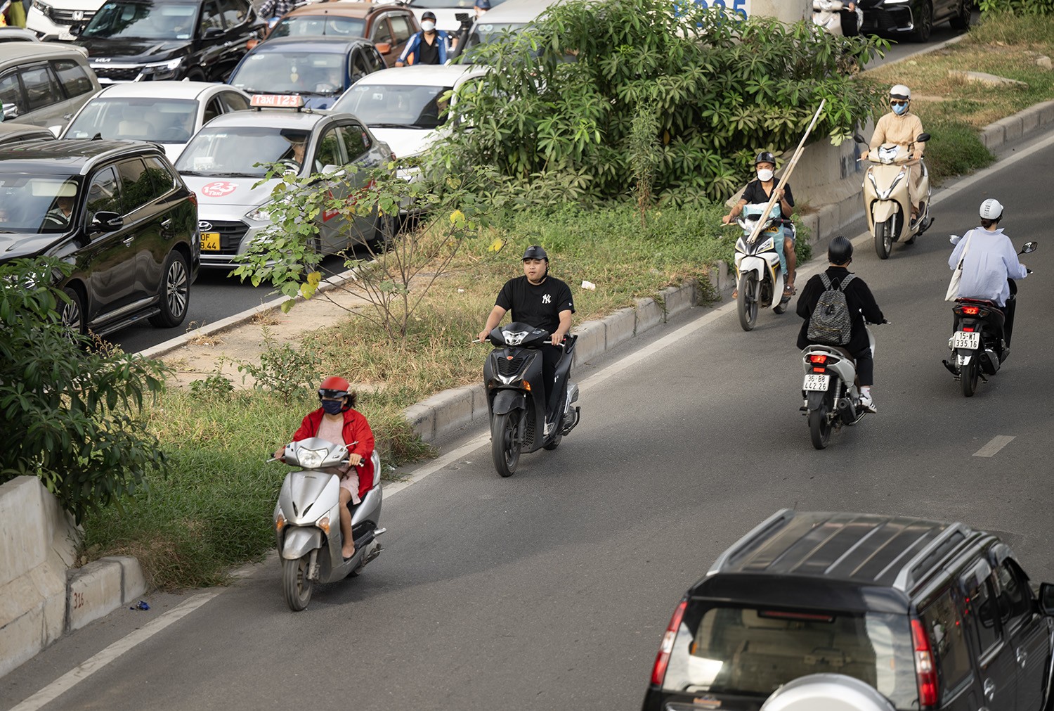 HN: Bất chấp nguy hiểm, xe máy nối đuôi nhau đi ngược chiều trên đường Hồ Tùng Mậu - 5