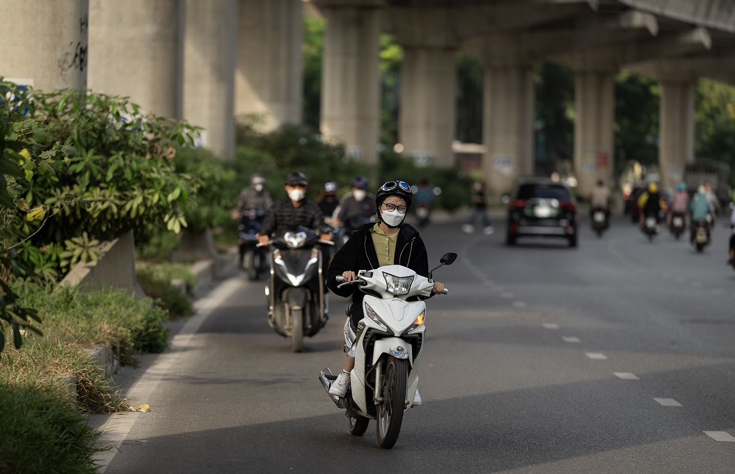 HN: Bất chấp nguy hiểm, xe máy nối đuôi nhau đi ngược chiều trên đường Hồ Tùng Mậu - 7