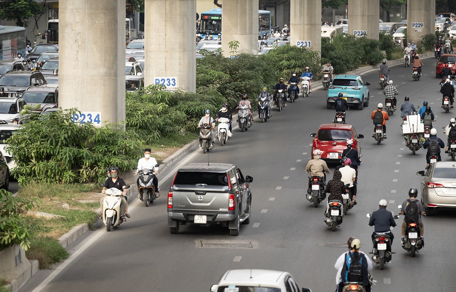 HN: Bất chấp nguy hiểm, xe máy nối đuôi nhau đi ngược chiều trên đường Hồ Tùng Mậu - 9