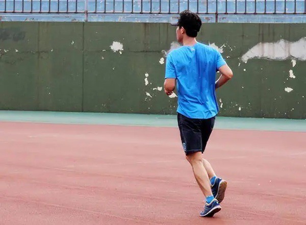 Người đàn ông 46 tuổi mỗi ngày chạy 5km vào buổi tối, sau một năm cơ thể thay đổi như thế nào? - 2