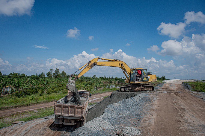 Đại diện nhà thầu cho biết công tác vận chuyển vật liệu tại dự án gặp khó do đường vận chuyển bằng sông ngòi nhỏ; đường bộ bị hạn chế tải trọng. Bên cạnh đó, nguồn vật liệu khan hiếm cũng là khó khăn chung của các dự án ở miền Tây, đặc biệt là cát. Đơn giá vật liệu cũng cao hơn so nhiều lần so với dự toán.