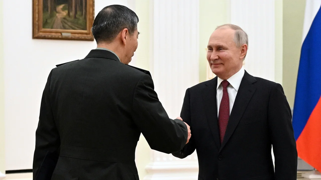 Tổng thống Nga Vladimir Putin và Bộ trưởng Quốc phòng Trung Quốc Lý Thượng Phúc bắt tay trong cuộc gặp tại Điện Kremlin ở Mátxcơva ngày 16/4/2023. Ảnh: Sputnik.