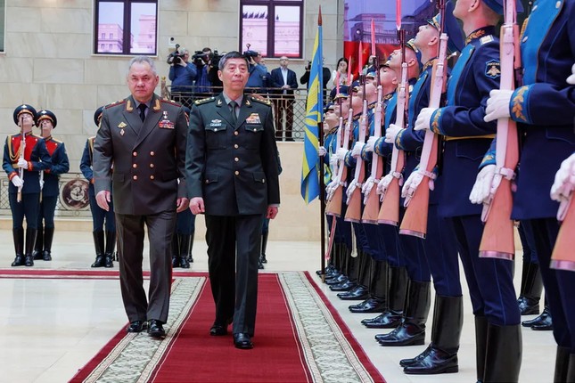 Bộ trưởng Quốc phòng Nga Sergei Shoigu (trái) và người đồng cấp Trung Quốc Lý Thượng Phúc (phải) ở Nga hồi tháng 4/2023. Ảnh: AP.