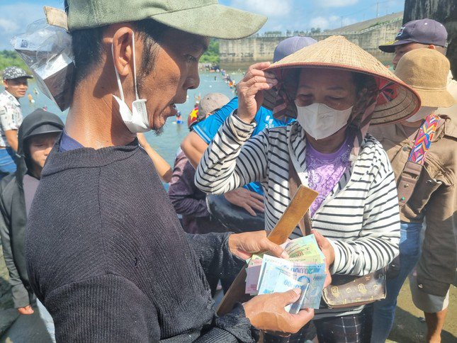 Trên bờ, nhiều người buôn đã nhanh chóng mua cá và bày bán lại cho những người có nhu cầu mua, thưởng thức cá thiên nhiên.